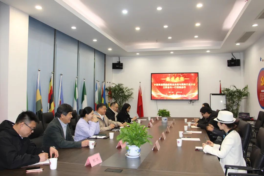 中國商聯(lián)商業(yè)店裝與展陳行業(yè)分會(huì)會(huì)長王躍一行到訪浙江工商大學(xué)創(chuàng)業(yè)園參觀交流、共促發(fā)展